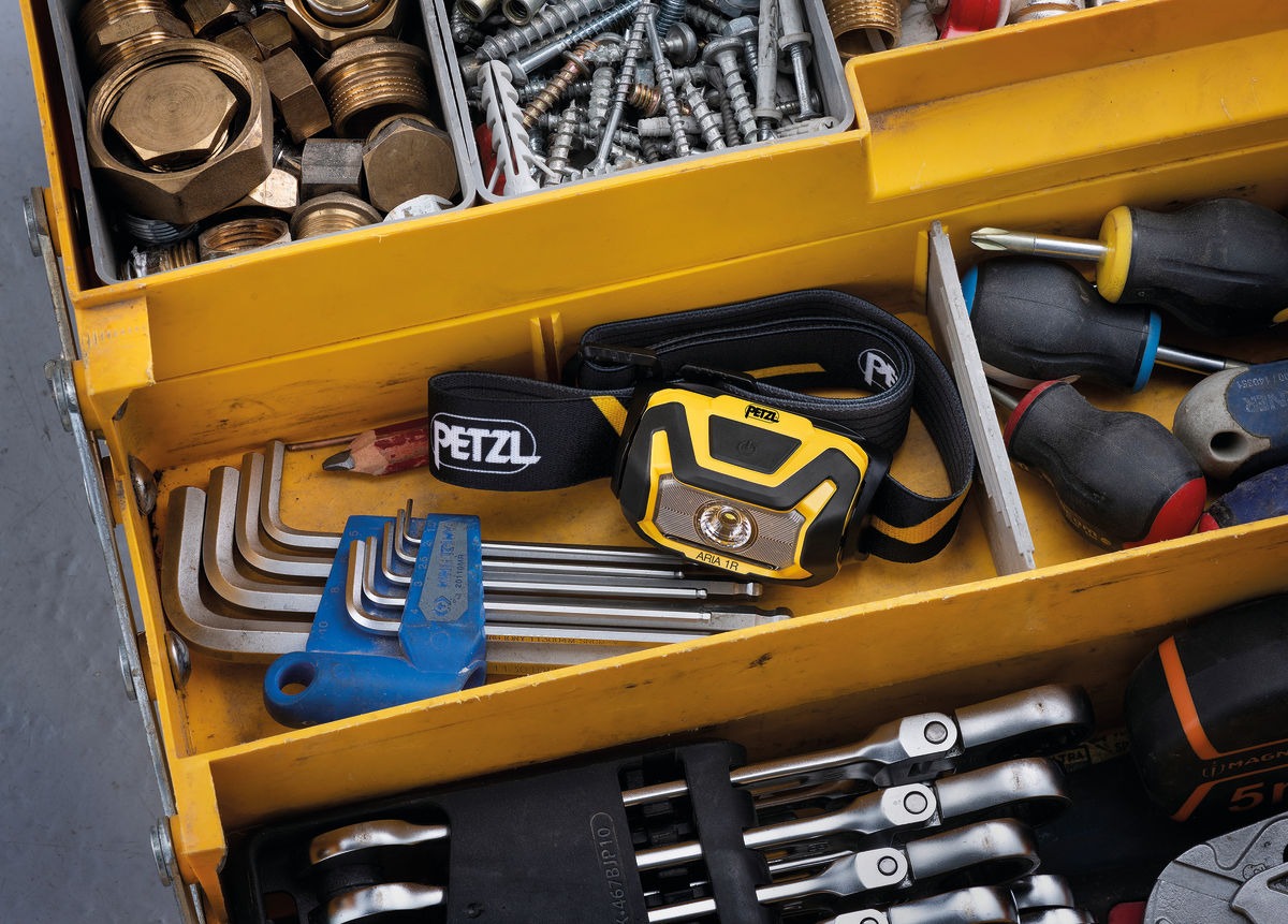 Petzl ARIA® 1R Wiederaufladbare Stirnlampe - Robuste & Wasserdichte Arbeitslampe | 450 Lumen